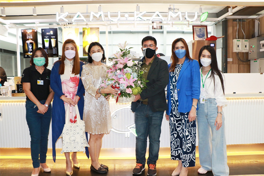 เอ็ม บี เค เซ็นเตอร์ มอบดอกไม้แสดงความยินดีร้าน KAMU เปิดสาขาใหม่ชั้น 6 โซน B