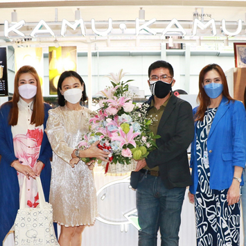 เอ็ม บี เค เซ็นเตอร์ มอบดอกไม้แสดงความยินดีร้าน KAMU เปิดสาขาใหม่ชั้น 6 โซน B