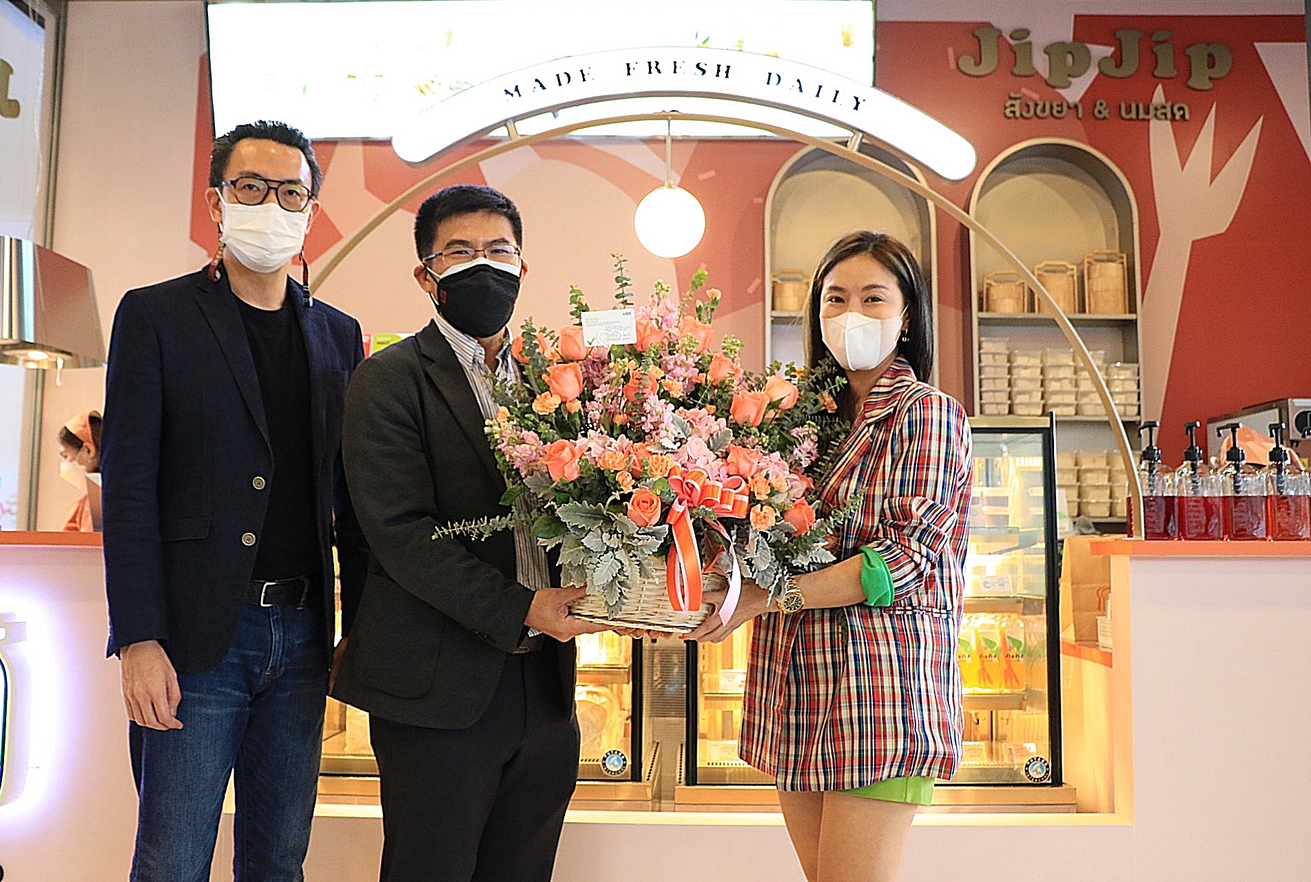 เอ็ม บี เค เซ็นเตอร์ มอบดอกไม้แสดงความยินดีเปิดร้าน Jip jip สังขยา&นมสด สาขาใหม่ ชั้น G โซน B