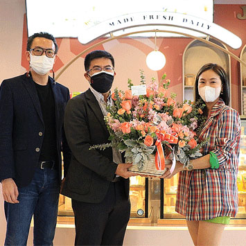 เอ็ม บี เค เซ็นเตอร์ มอบดอกไม้แสดงความยินดีเปิดร้าน Jip jip สังขยา&นมสด สาขาใหม่ ชั้น G โซน B