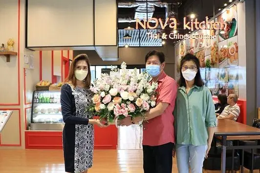 เอ็ม บี เค เซ็นเตอร์ มอบดอกไม้แสดงความยินดีเปิดตัวโฉมใหม่ร้าน Nova Kitchen และร้าน 1441 OPTICAL