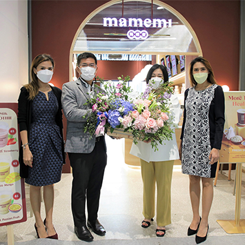 เอ็ม บี เค เซ็นเตอร์ มอบดอกไม้แสดงความยินดีร้านน้ำนมถั่วเหลืองคั้นสด Mamemi ฉลองเปิดสาขาใหม่