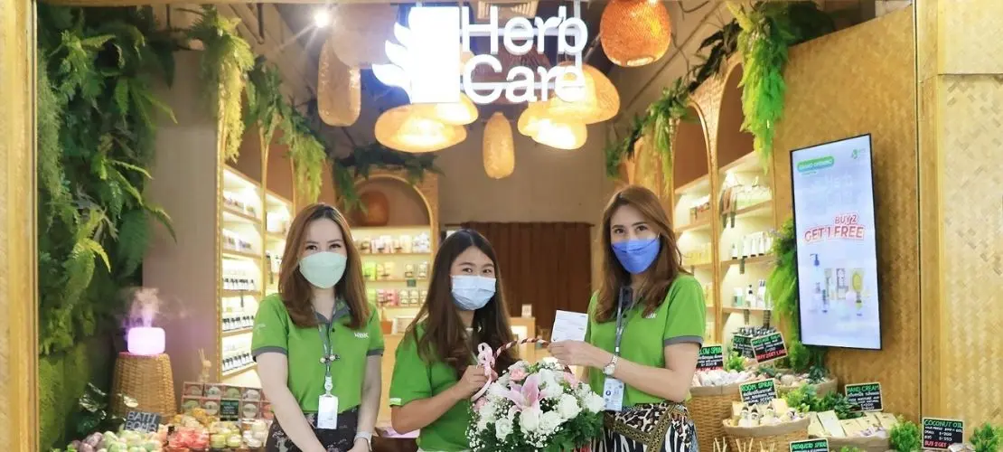 เอ็ม บี เค เซ็นเตอร์ มอบดอกไม้แสดงความยินดีเปิดร้าน Herb Care จัดโปรฯ ซื้อ 2 แถม 1 ฉลองสาขาใหม่