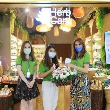 เอ็ม บี เค เซ็นเตอร์ มอบดอกไม้แสดงความยินดีเปิดร้าน Herb Care จัดโปรฯ ซื้อ 2 แถม 1 ฉลองสาขาใหม่