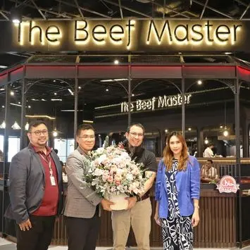 เอ็ม บี เค เซ็นเตอร์ มอบดอกไม้แสดงความยินดี The Beef Master เปิดตัวร้านใหม่ โฉมใหม่ ชั้น G โซน A
