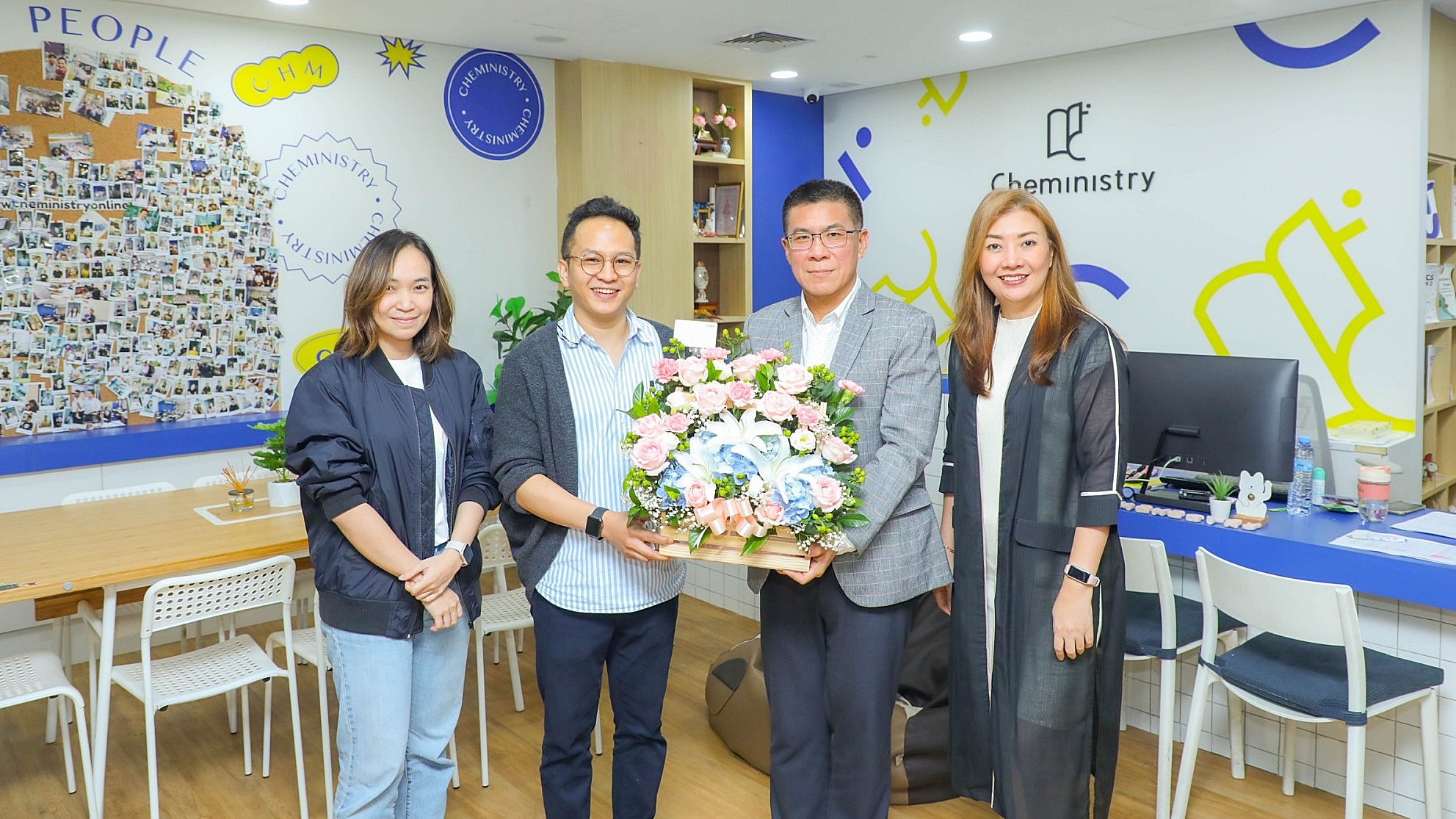 ผู้บริหารเอ็ม บี เค เซ็นเตอร์ มอบดอกไม้แสดงความยินดีสถาบัน Cheministry เปิดสาขาใหม่ ชั้น 5 โซน D