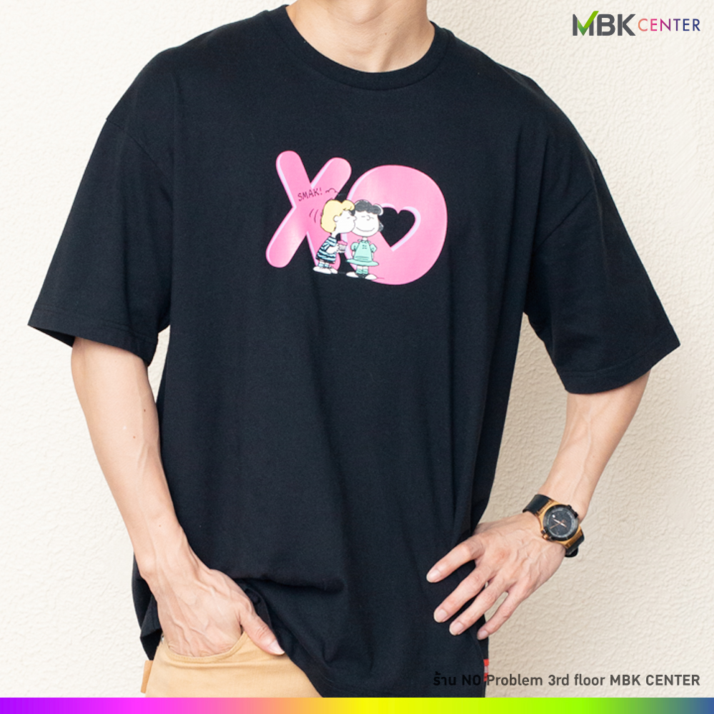เสื้อคอกลม - ทรงหลวม แขนสั้น และพิมพ์หน้าหลังลายลิขสิทธิ์พีนัท